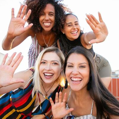 Bild vergr&ouml;&szlig;ern: drei Frauen lachen und zeigen ihre Hände