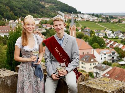 Bild vergr&ouml;&szlig;ern: 19_Die Haardter Weinhoheiten Janice I. und Julien I.