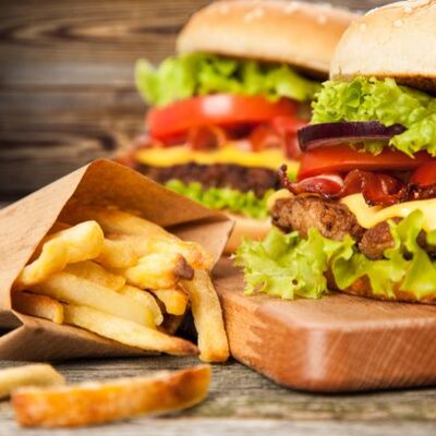 Bild vergr&ouml;&szlig;ern: Zwei Hamburger und eine Tüte Pommes