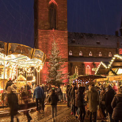 Bild vergr&ouml;&szlig;ern: Weihnachtsmarkt mit Blick auf die Stiftskirche