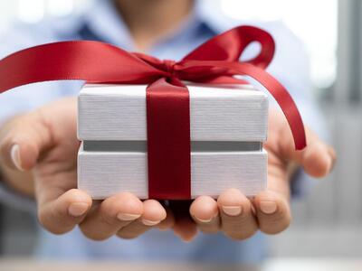 Bild vergr&ouml;&szlig;ern: Ein verpacktes Geschenk mit einer roten Schleife
