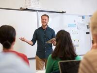 Bild vergr&ouml;&szlig;ern: Ein Lehrer steht vor einer Klasse
