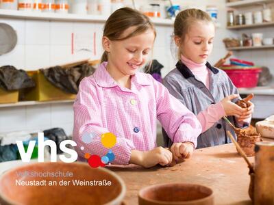 Bild vergr&ouml;&szlig;ern: Kinder arbeiten mit Ton