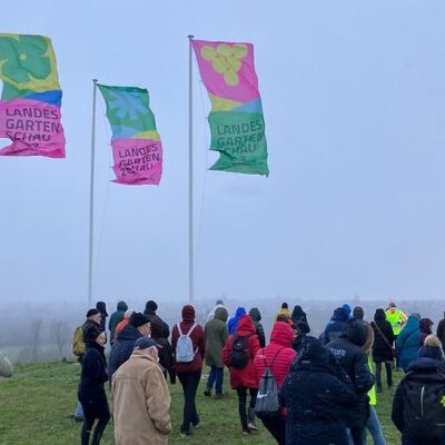 Bild vergr&ouml;&szlig;ern: Interessierte bei der Baustellenführung auf dem Panoramahügel der Landesgartenschau 2027 Neustadt an der Weinstraße