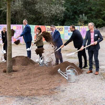 Bild vergr&ouml;&szlig;ern: Baumpflanzung auf dem Gelände der Landesgartenschau 2027 Neustadt an der Weinstraße mit Ministerpräsident Alexander Schweitzer, Landeswirtschaftsministerin Daniela Schmidt, Oberbürgermeister Marc Weigel.