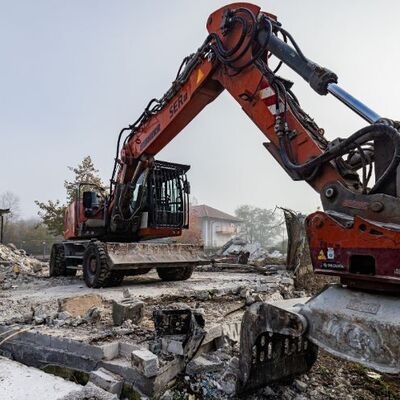 Bild vergr&ouml;&szlig;ern: Ein Bagger bei Abbrucharbeiten der alten Gebäude auf dem Gelände der Landesgartenschau 2027 Neustadt an der Weinstraße