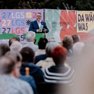 Bild vergr&ouml;&szlig;ern: Feierlicher Baustart der LGS 27 in Neustadt an der Weinstraße mit Oberbürgermister Marc Weigel und Ministerpräsident Alexander Schweitzer