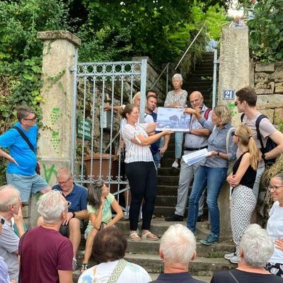 Bild vergr&ouml;&szlig;ern: Besucher der Führung über die Dr.-Welsch-Terrasse