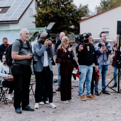 Bild vergr&ouml;&szlig;ern: Pressevertreter beim feierlichen Baustart der Landesgartenschau 2027 Neustadt an der Weinstraße
