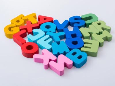Bild vergr&ouml;&szlig;ern: Bunte Buchstaben formen ein Herz