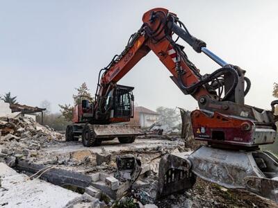 Bild vergr&ouml;&szlig;ern: Ein Bagger auf einer Baustelle der Landesgartenschau 2027 Neustadt an der Weinstraße