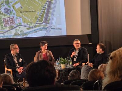 Bild vergr&ouml;&szlig;ern: Gäste auf dem Podium des Forums Landesgartenschau im Roxy-Kino in Neustadt an der Weinstraße