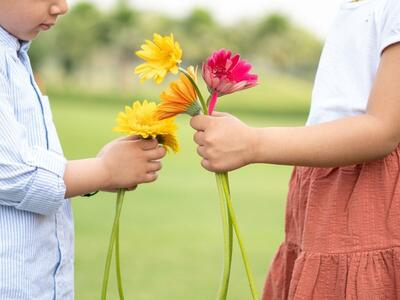 Bild vergr&ouml;&szlig;ern: Zwei Kinder haben Blumen in der Hand