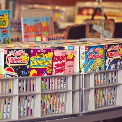 Bild vergr&ouml;&szlig;ern: Ein Verkaufsstand mit Comicheften