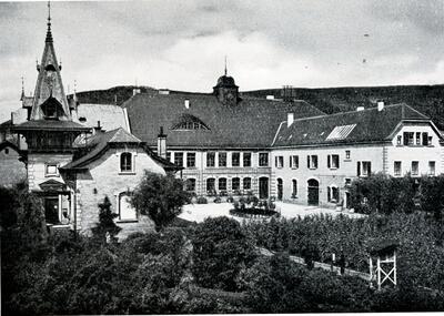 Bild vergr&ouml;&szlig;ern: Abbildung des Anstaltsgeb&auml;udes der staatlichen Lehr- und Versuchsanstalt f&uuml;r Obst und Weinbau in der Maximilianstra&szlig;e