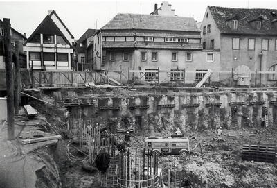 Bild vergr&ouml;&szlig;ern: Der Klemmhof war 1975 die gr&ouml;&szlig;te Baustelle der Stadt. Nach Abriss der Altbausubstanz wurde zurerst die Tiefgarage ausgehoben.