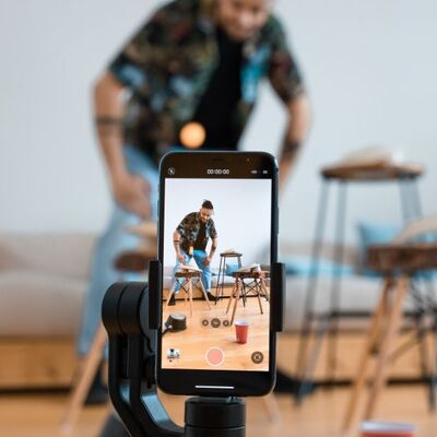 Bild vergr&ouml;&szlig;ern: Ein Mann filmt sich mit dem Smartphone
