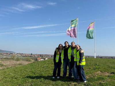 Bild vergr&ouml;&szlig;ern: Teilnehmerinnen des Girls' Day 2025 stehen auf dem Panoramaberg der Landesgartenschau 2027 Neustadt an der Weinstraße