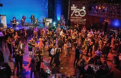 Bild vergr&ouml;&szlig;ern: Jubiläumsball "Tanz durch die Zeit" am 5. April 2025