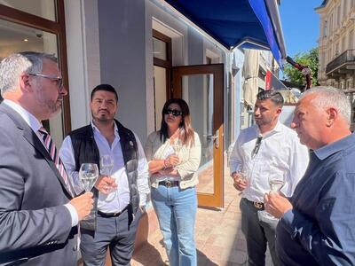 Bild vergr&ouml;&szlig;ern: Neues Eiscaf&eacute; &raquo;La Piazza - Gelato Italiano&laquo; er&ouml;ffnet: OB Weigel lobt Investition und Engagement