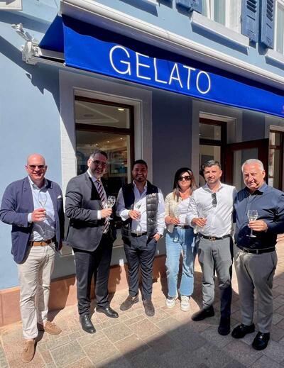 Bild vergr&ouml;&szlig;ern: Oberbürgermeister Marc Weigel gratuliert den neuen Betreibern zur Eröffnung des neuen Eiscafés.