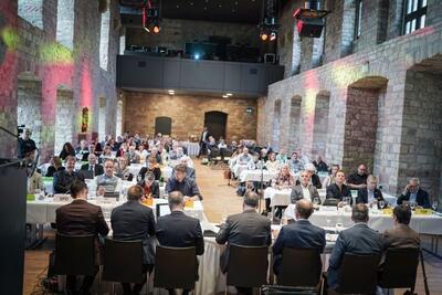 Bild vergr&ouml;&szlig;ern: Bei seiner jüngsten Sitzung im Hambacher Schloss hat der Stadtrat die neue Wirtschaftsstrategie beschlossen.