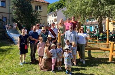Bild vergr&ouml;&szlig;ern: Spielplatzeröffnung im Meisental auf der Haardt: Gruppenbild mit Oberbürgermeister Marc Weigel, Orstvorsteherin Silvia Kerbeck, Mitgliedern des Ortsbeirates und vielen Kindern.
