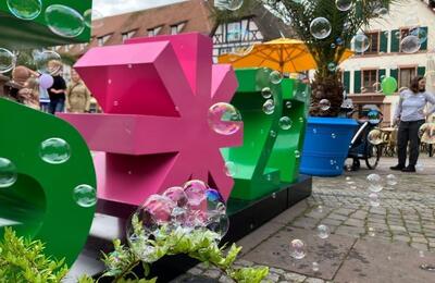 Bild vergr&ouml;&szlig;ern: Das Logo der LGS27 steht dreidimensional auf dem Marktplatz