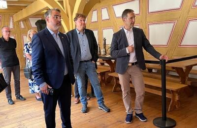 Bild vergr&ouml;&szlig;ern: Zu sehen sind Gäste der Ausstellungseröffnung, beispielsweise Oberbürgermeister Marc Weigel.