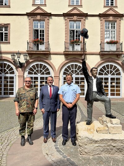 Bild vergr&ouml;&szlig;ern: von links: Oberstleutnant Jürgen Göbel, Oberbürgermeister Marc Weigel, Oberst Michael Trautermann.