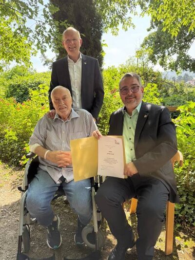 Bild vergr&ouml;&szlig;ern: Oberbürgermeister Marc Weigel (rechts) überreicht gemeinsam mit Bürgermeister Stefan Ulrich die Goldene Ehrennadel an Dieter Klohr.