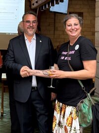Bild vergr&ouml;&szlig;ern: Kandidatin Steffi Karbach gratuliert Oberbürgermeister Marc Weigel