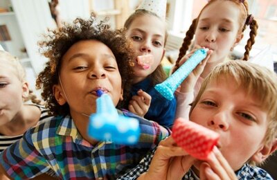 Bild vergr&ouml;&szlig;ern: Kinder feiern bei einer Party