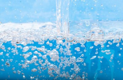 Bild vergr&ouml;&szlig;ern: Ein Wasserfluss verursacht viele Blasen im Wasser.