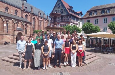 Bild vergr&ouml;&szlig;ern: Gruppenfoto auf dem Marktplatz