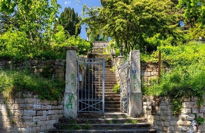 Bild vergr&ouml;&szlig;ern: Das Eingangstor zur historischen Parkanlage Dr.-Welsch-Terrasse in Neustadt an der Weinstraße