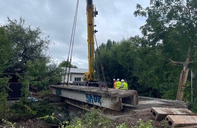 Bild vergr&ouml;&szlig;ern: Die Stahlbetonteile der baufälligen IMBEG-Brücke werden mit einem Kran abtransportiert.