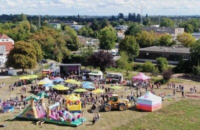 Bild vergr&ouml;&szlig;ern: Blick aus der Vogelperspektive auf das Bau-Fest der Landesgartenschau 2027 in Neustadt an der Weinstraße