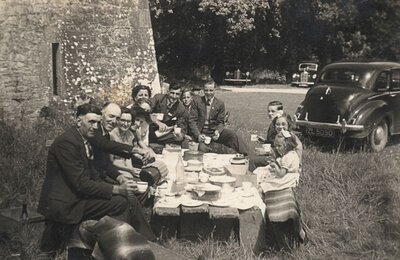 Bild vergr&ouml;&szlig;ern: Nachfahren der Pfälzer Einwanderer in Irland bei einem Feldtreffen um 1950.