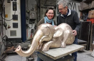 Bild vergr&ouml;&szlig;ern: Das Ehepaar Gernot und Barbara Rumpf stehen vor einer Elefantenplastik des Künstlers.
