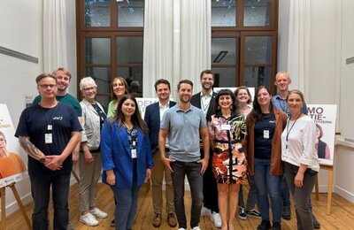 Bild vergr&ouml;&szlig;ern: Das Team der vhs Neustadt an der Weinstraße mit Mirko Drotschmann bei der "Langen Nacht der Demokratie"