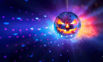 Bild vergr&ouml;&szlig;ern: Discokugel als Halloween-Kürbis