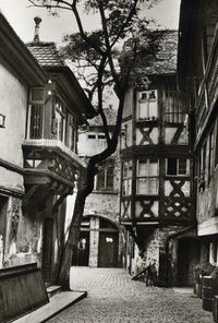 Bild vergr&ouml;&szlig;ern: Alte Aufnahme vom Kuby-Hof, in Bildmitte hinten ein Pferdestall