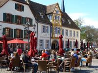 Bild vergrößern: Draußen sitzen und genießen auf dem historischen Marktplatz © kgp.de
