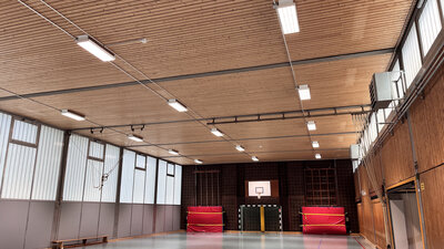 Bild vergr&ouml;&szlig;ern: Die neue LED-Beleuchtung in der Turnhalle Mußbach.