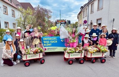 Bild vergr&ouml;&szlig;ern: Das Team der LGS27 steht vor dem Wagen für den Winzerfestumzug