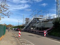 Bild vergr&ouml;&szlig;ern: Der Bahnhaltepunkt Böbig wird umgebaut. Eine Behelfstreppe steht bereits.