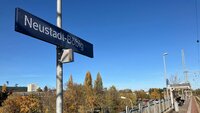 Bild vergr&ouml;&szlig;ern: Der Bahnhaltepunkt Böbig mit Blick aufs Gleis und auf den Stadtteil Böbig.