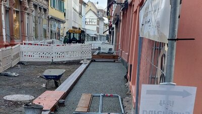 Bild vergrößern: In der Kellereistraße werden aktuell die Rinnen gepflastert.