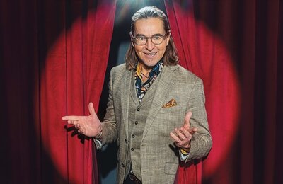 Bild vergr&ouml;&szlig;ern: Der Kabarettist Chako Habekost im Scheinwerferlicht auf einer Bühne.